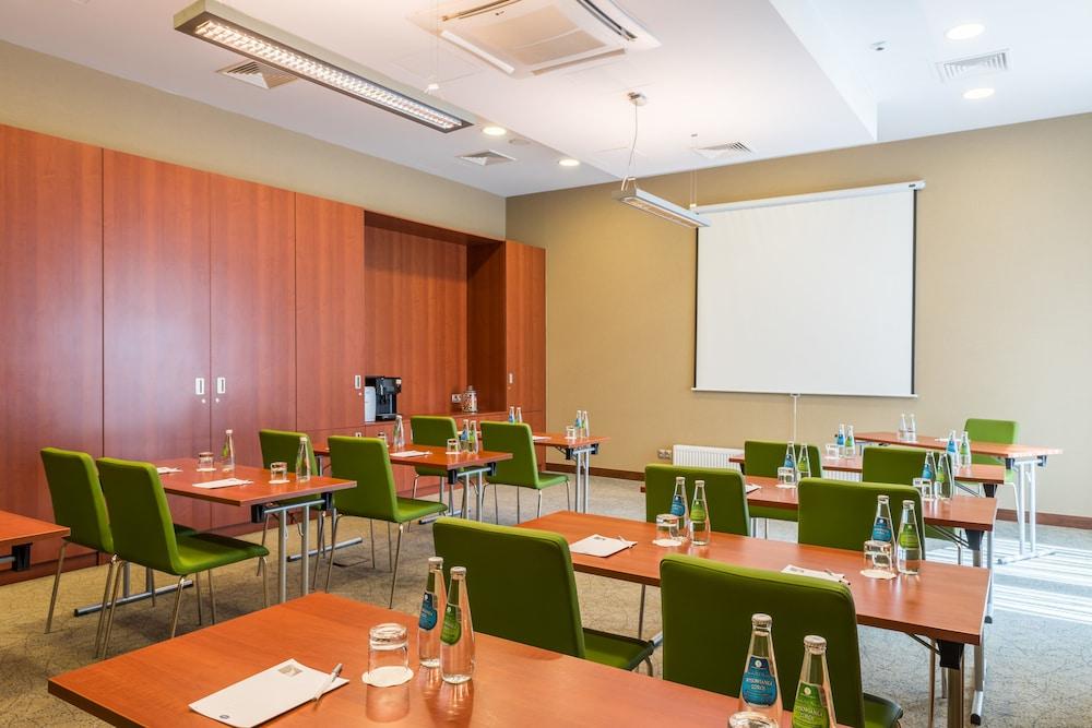 Hotel Hampton By Hilton Warsaw Airport Exterior foto